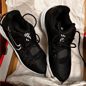 Nike flytrapppsBlack and White Nike Sneakers, excellent condition